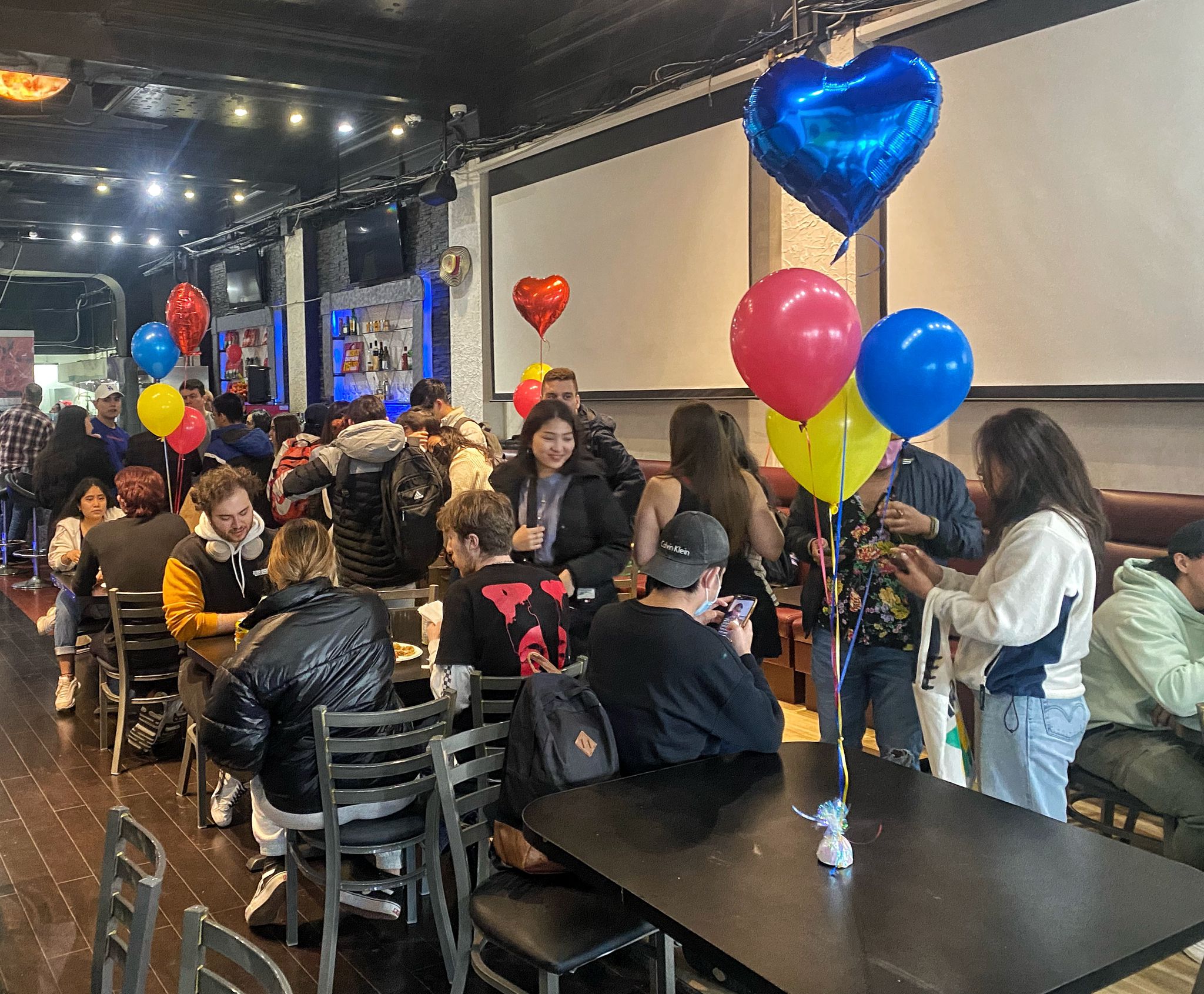 Apertura del primer restaurante colombiano