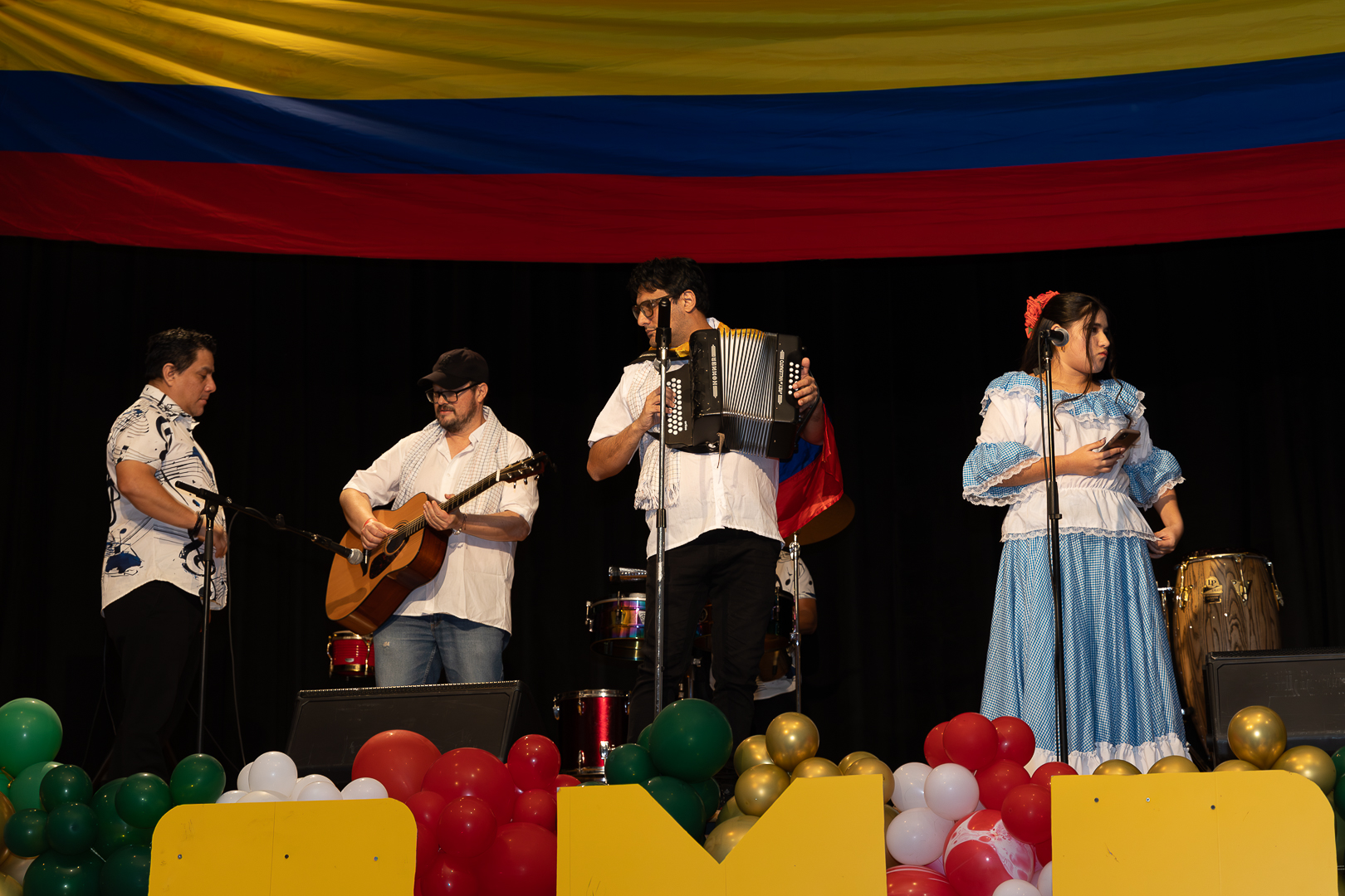 Tradición que nos une: Celebración del Día de las Velitas con la comunidad colombiana