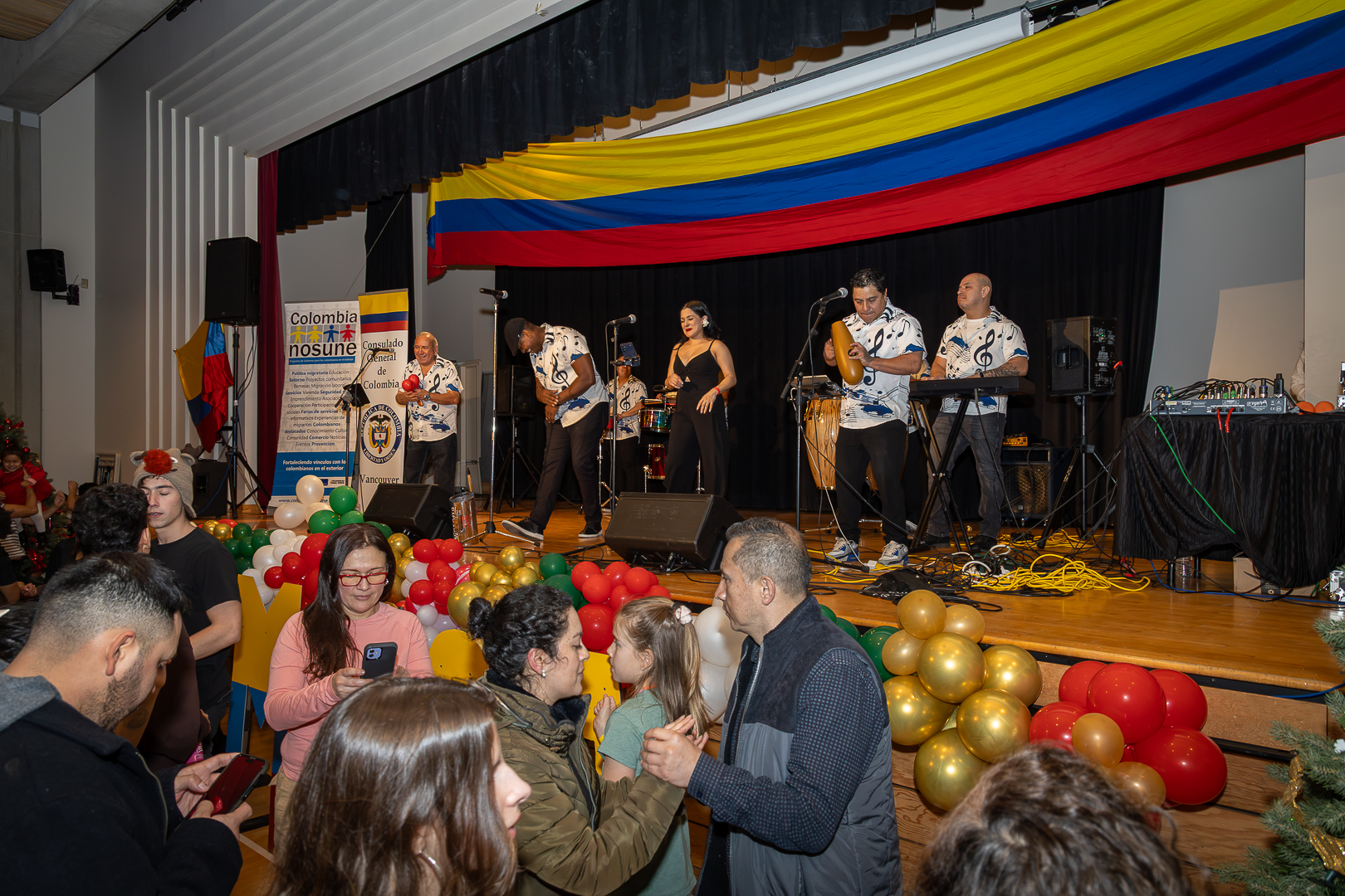 Tradición que nos une: Celebración del Día de las Velitas con la comunidad colombiana