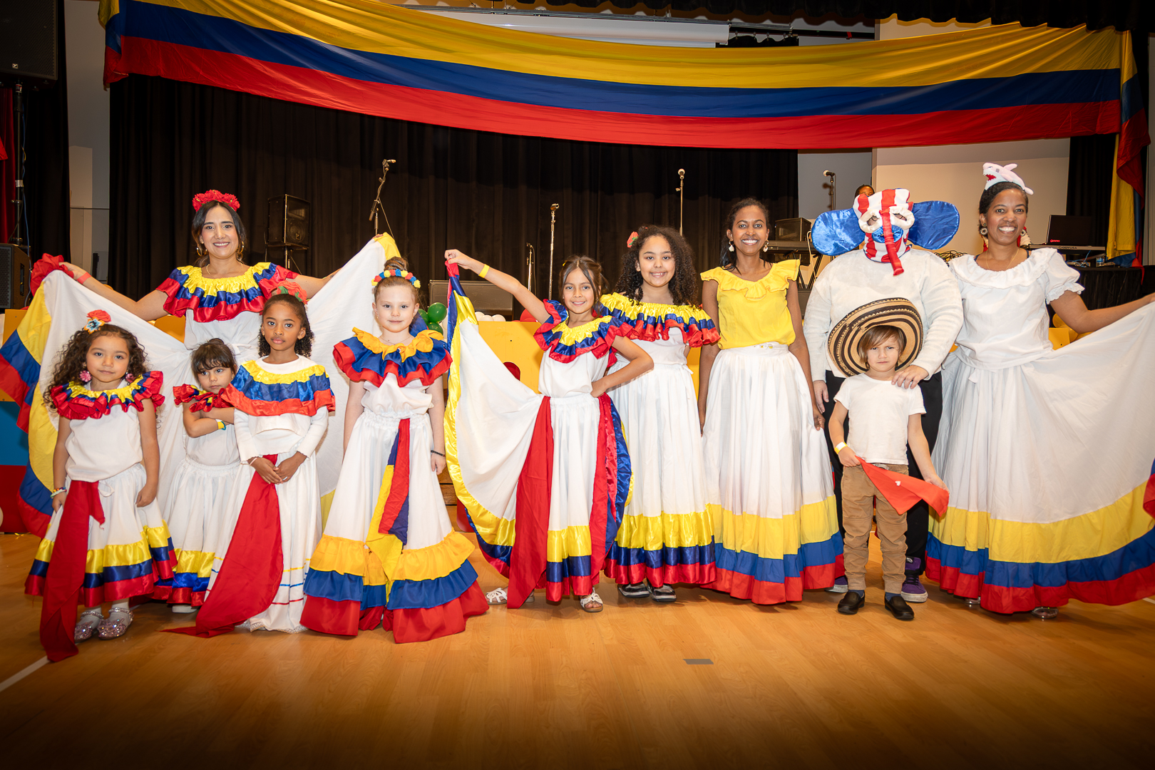 Tradición que nos une: Celebración del Día de las Velitas con la comunidad colombiana